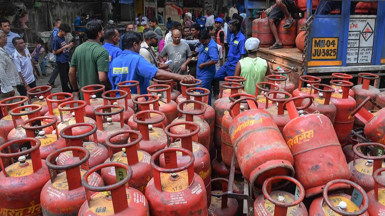 Govt assures uninterrupted LPG supply, urges public to avoid panic booking
