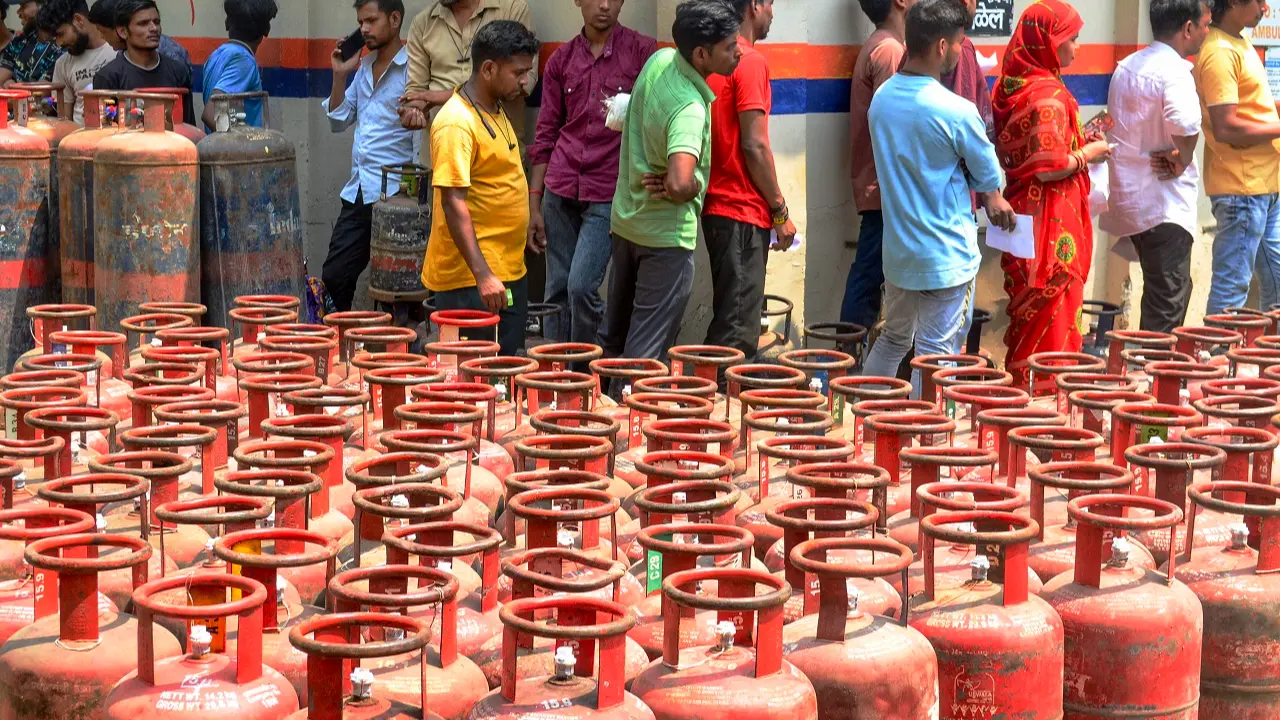 Mumbai gas cylinder theft: 27 LPG cylinders stolen from tempo in Kandivali