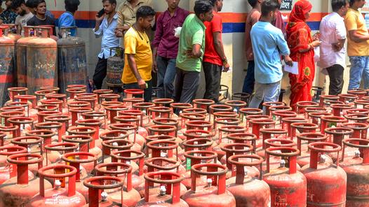 Mumbai gas cylinder theft: 27 LPG cylinders stolen from tempo in Kandivali