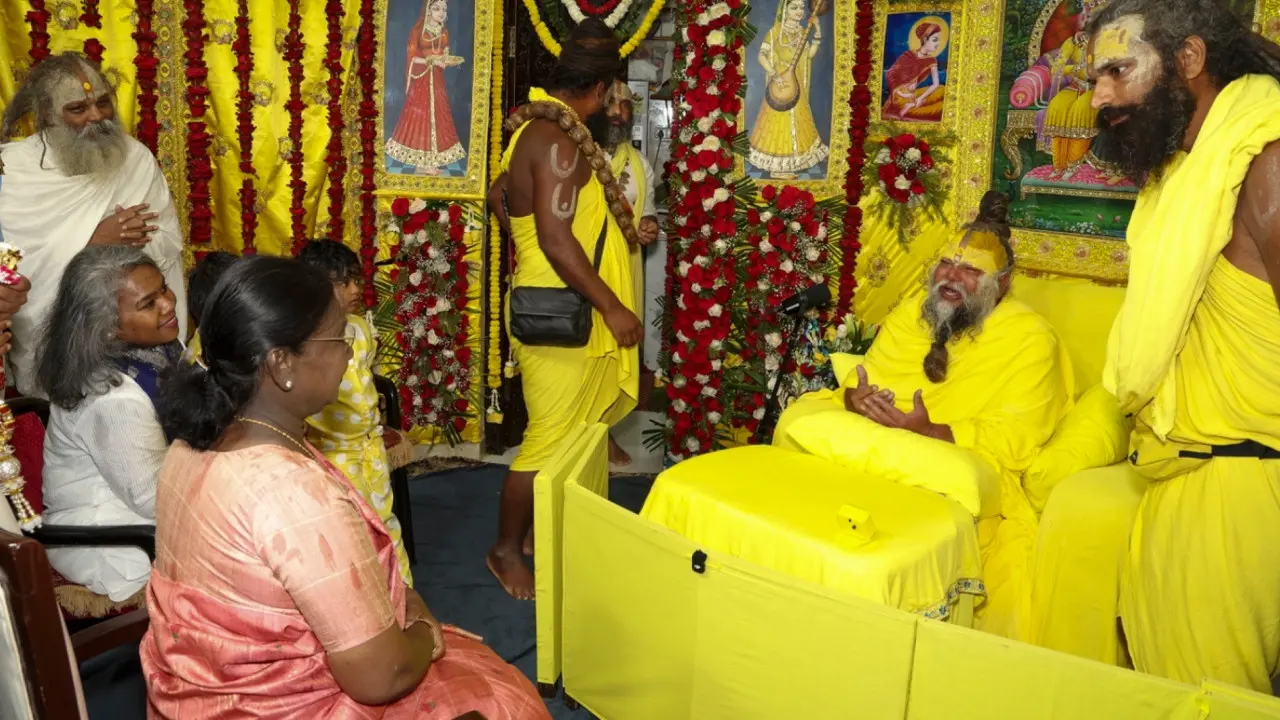 In Photos: President Murmu meets Premanand Maharaj in Vrindavan ashram