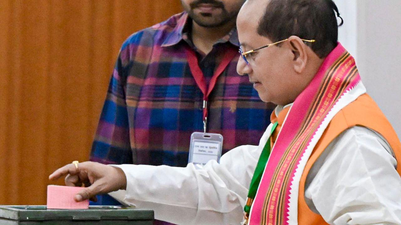 Bihar Deputy Chief Minister Vijay Kumar Sinha reached the polling booth to cast vote in the Rajya Sabha polls