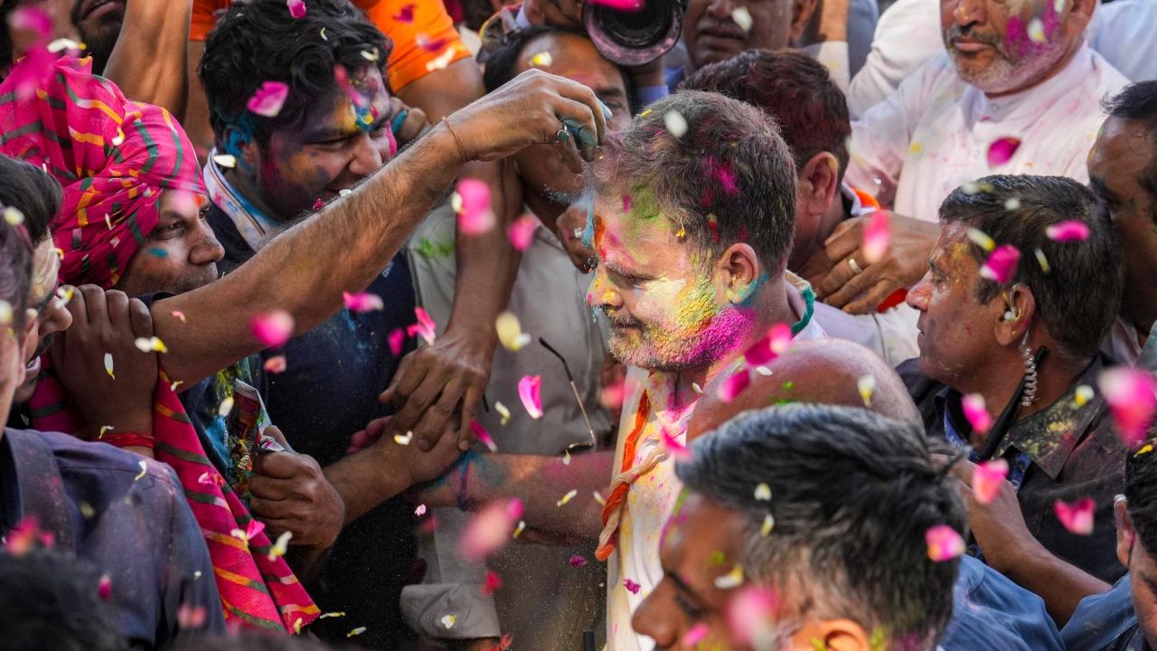 Earlier, Congress president Mallikarjun Kharge greeted people on Holi.