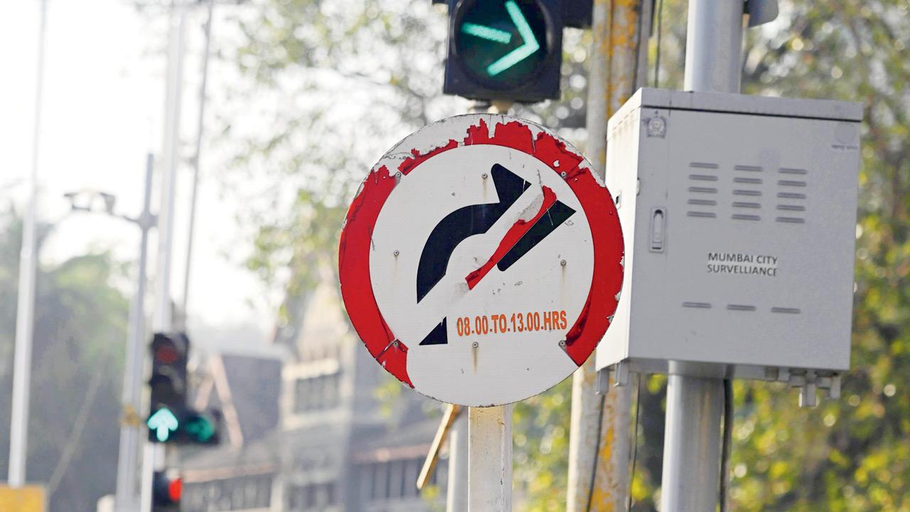 Signal showing a right turn while the signboard displays ‘no right turn’ near Wilson College. PIC/ASHISH RAJE