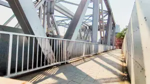 Pedestrians finally get access to footpaths on Sindoor and Vikhroli bridges