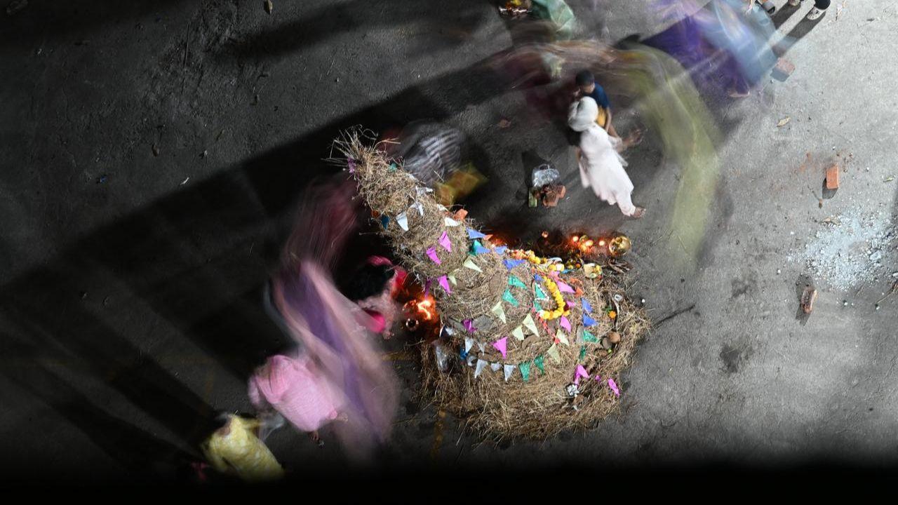 Ahead of the Holika rituals, the Brihanmumbai Municipal Corporation (BMC) urged citizens to use dry wood for burning the bonfire, and celebrate the festival responsibly. PIC/ATUL KAMBLE