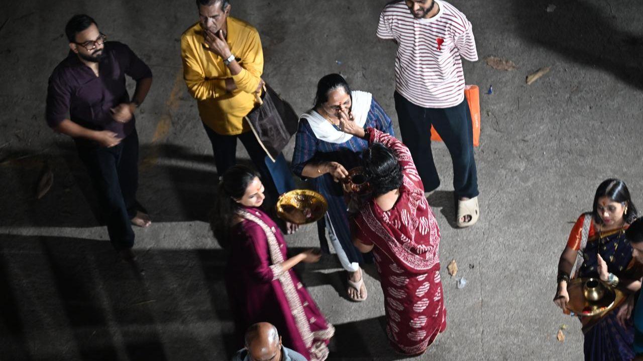 Residents smear colours on each other to mark the Holi festivities. PIC/ATUL KAMBLE