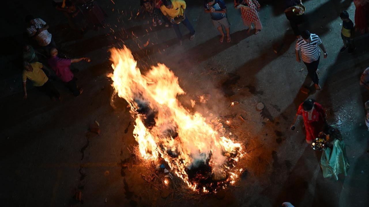 The festival of Holi (Rang Panchami) will be celebrated on Tuesday across Maharashtra. In the North, it will be held on Wednesday. PIC/ATUL KAMBLE