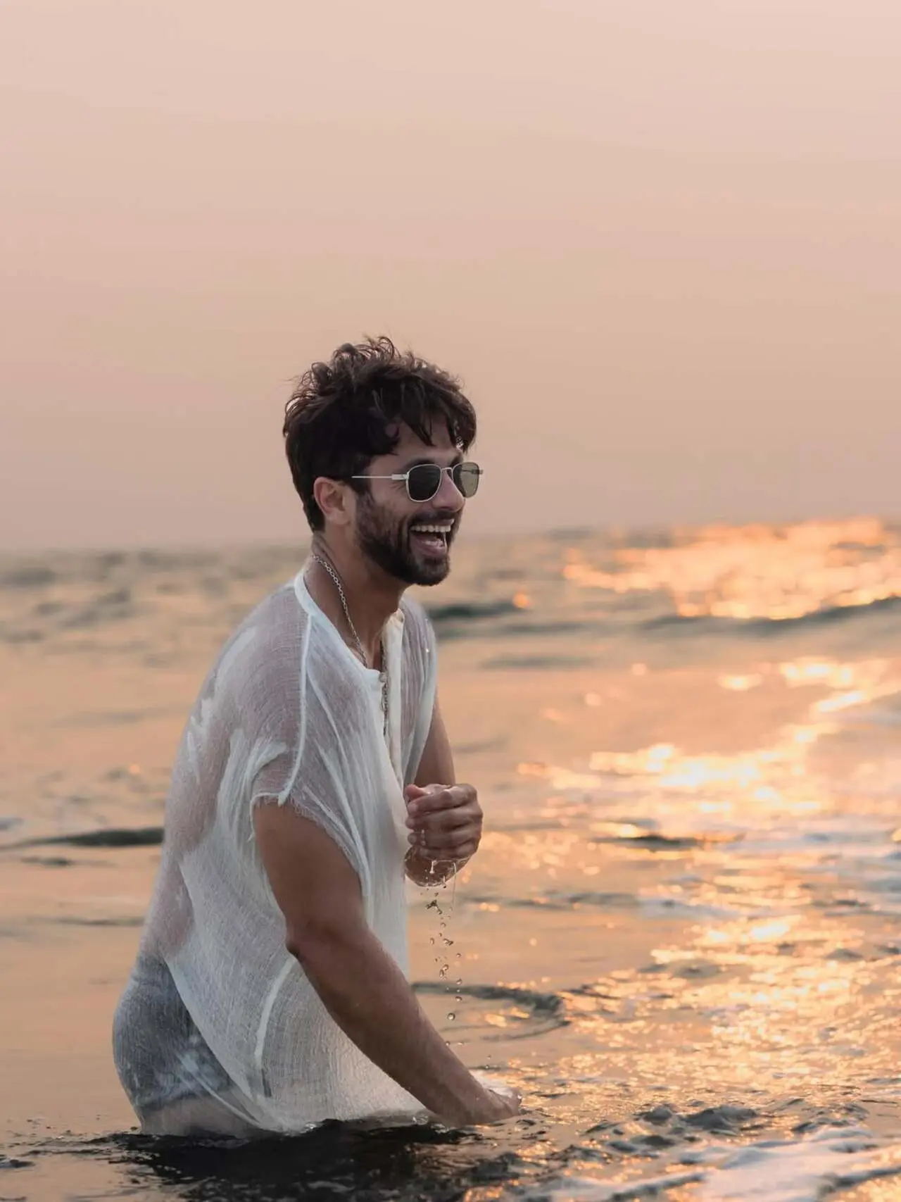 Shahid chose not to add a caption and instead used the song “Yeh hansta hua carvan zindagi ka” from the 1957 film “Ek Jhalak,” which starred Pradeep Kumar, Rajendra Kumar, Vyjayanthimala and Anita Guha in the lead roles, as the background score