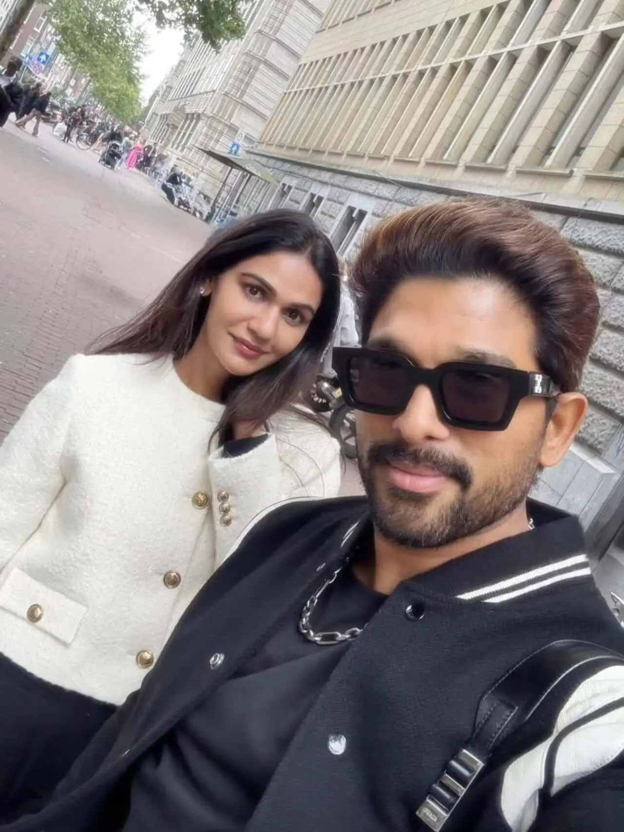 Sneha uploaded some couple photos with AA and the last one also featured their two children- son Allu Ayaan and daughter Allu Arha.