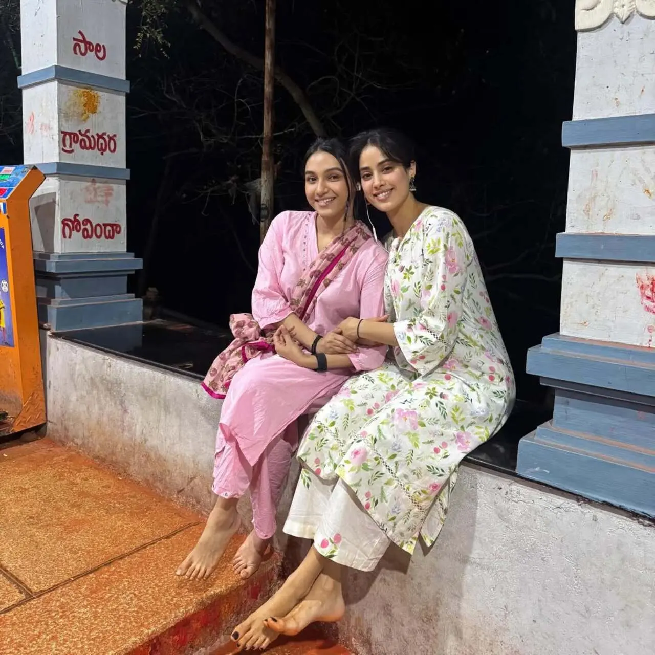Janhvi was decked up in an simple yet elegant white suit as she visited the Temple. She is seen posing with her friend Tanisha Santoshi.