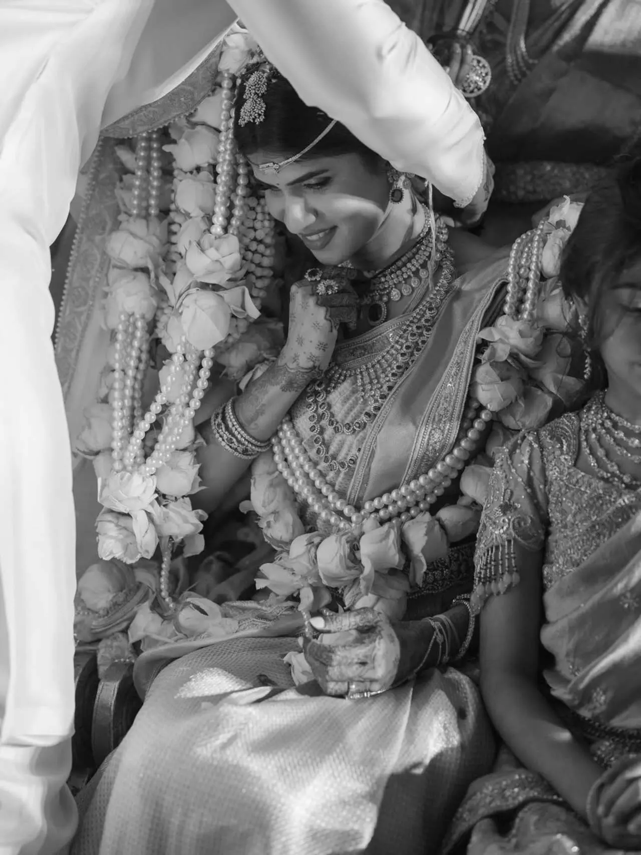 Allu Sirish tied the sacred Mangal Sutra around Nayanika’s neck during the wedding ceremony, marking the traditional marital bond and symbolising love.