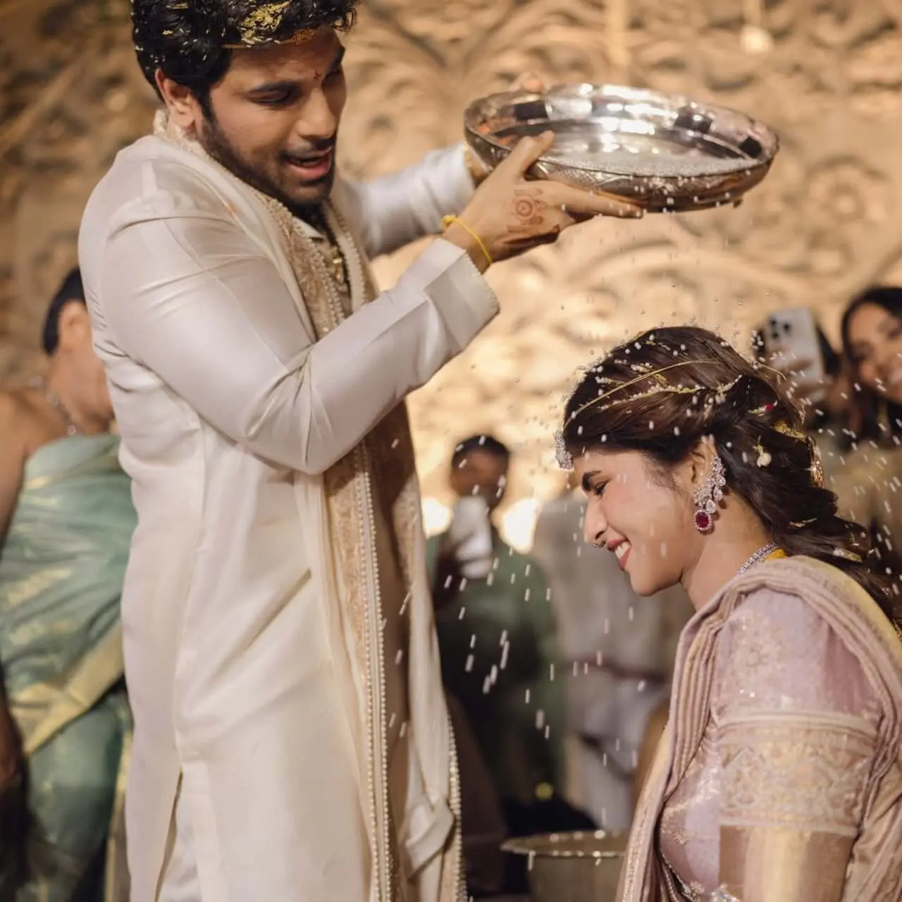 During a fun-filled wedding ritual, Allu Sirish playfully poured rice mixed with turmeric on Nayanika in the traditional “Talambralu” ceremony.