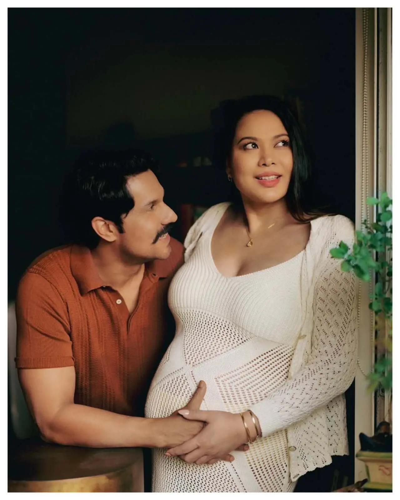 For her maternity photoshoot, Lin optef fr white lace dress with shrug, while Randeep gently cradles the baby bump.