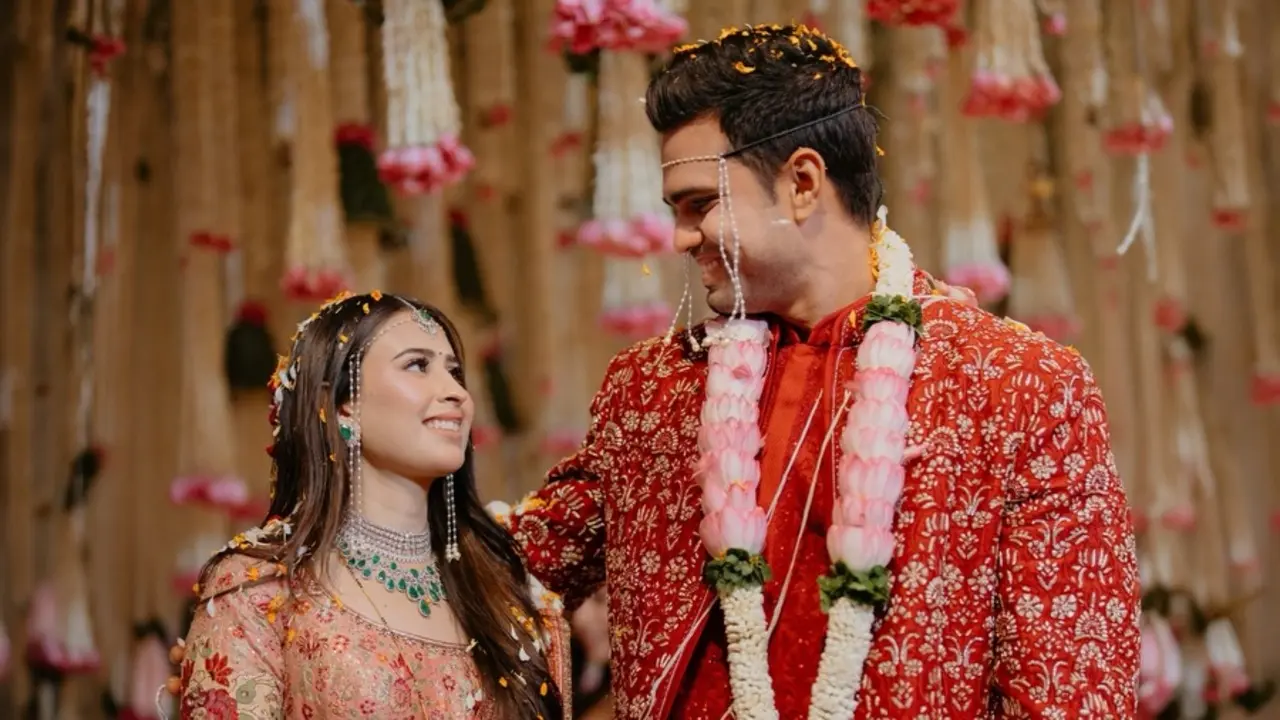 Saaniya and Arjun look like a match made in heaven in this picture. For the big day, the bride and groom opted for bright red traditional outfits, redefining modern elegance.