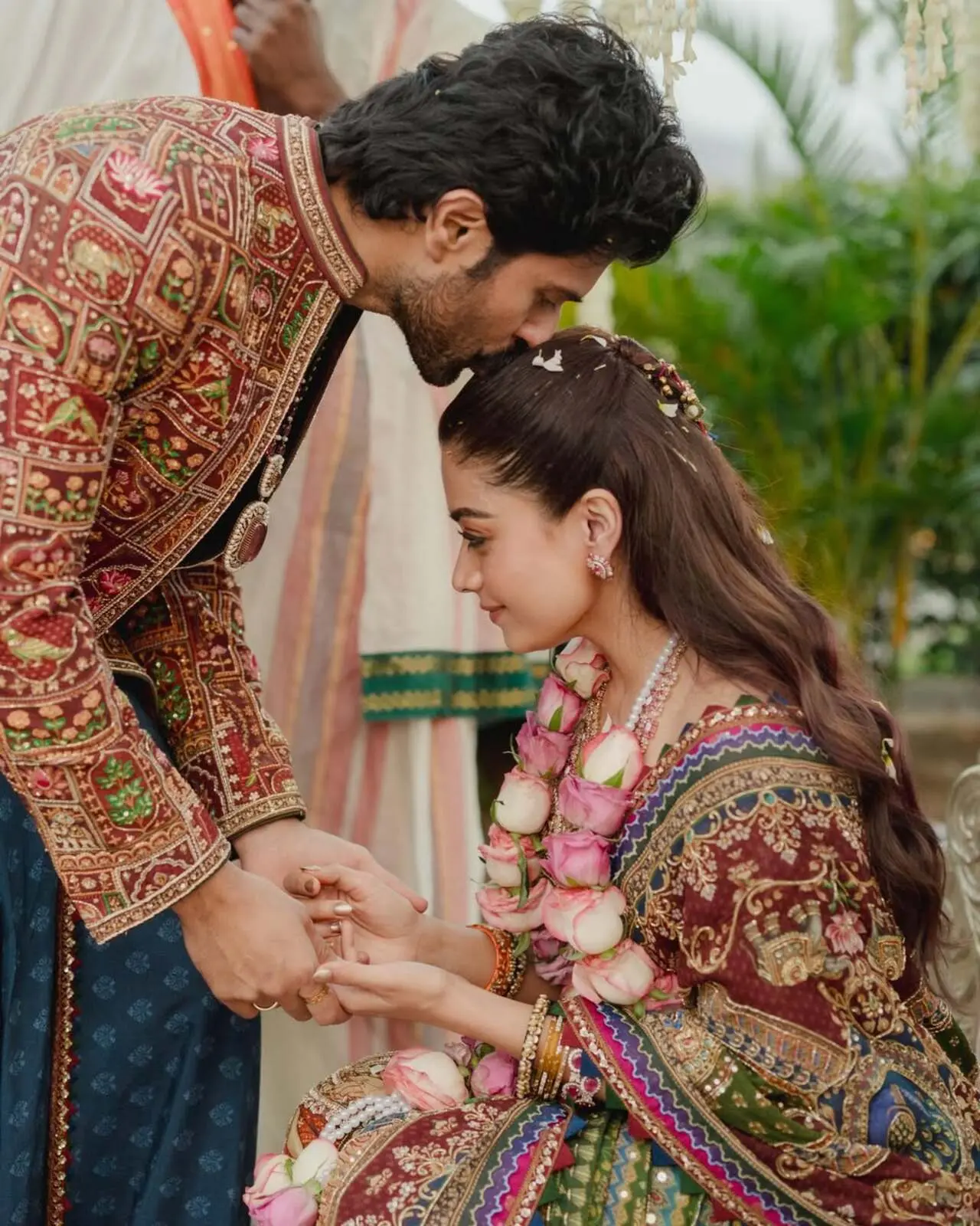 Vijay was seen lovingly kissing Rashmika on the forehead, leaving the bride blushing during the ceremony.