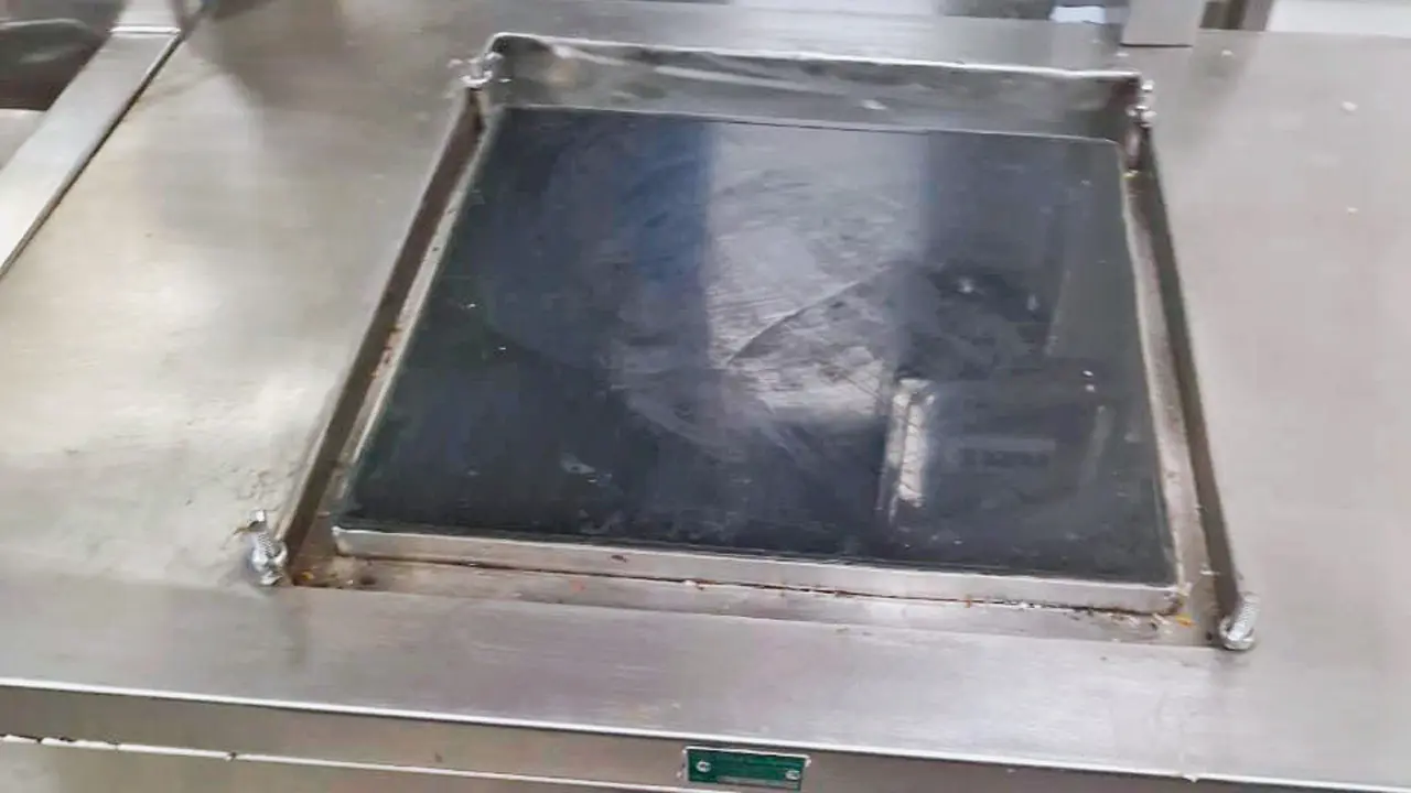Electric fryer in Amrit Bharat train