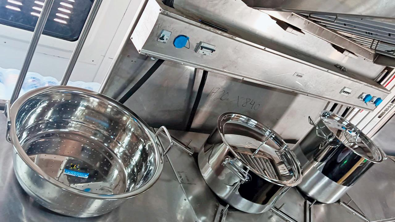 Electric pantry and hot plates