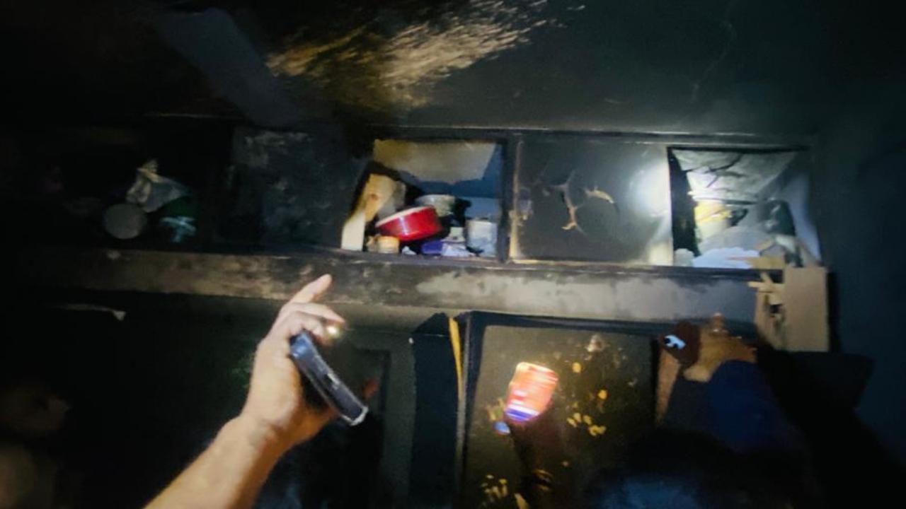 According to officials, the incident occurred around 5:32 pm on March 6, 2026, after the Disaster Management Cell received information from the Rustamji Fire Station about a fire inside a flat in A2 Wing of Building No. 73 at Vrindavan Society in Thane (West).