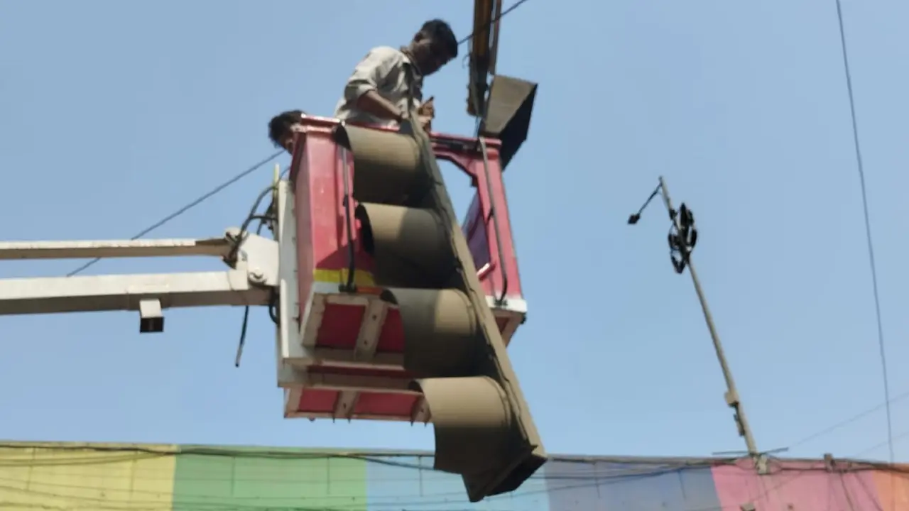 Traffic signal breaks at Cadbury Junction in Thane, no injuries