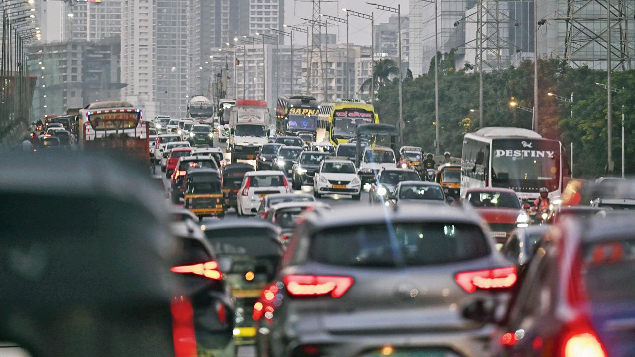 Heavy vehicles hinder the flow of traffic on the Aarey Colony flyover during evening peak hours in Goregaon East on March 1. PIC/SATEJ SHINDE