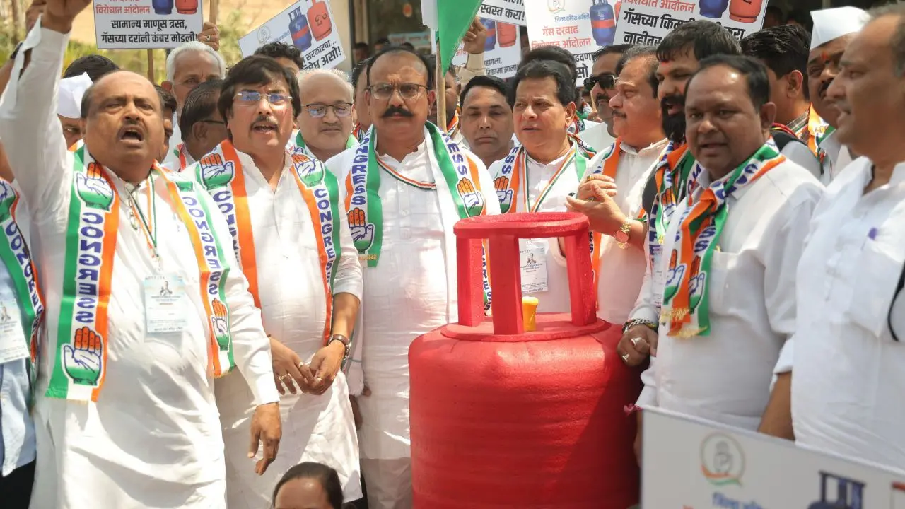 IN PICS: Maharashtra Congress protests demanding rollback of LPG price hike