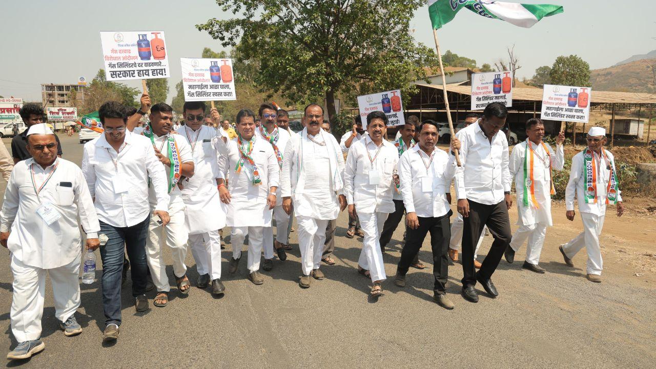 During the demonstrations, Sapkal visited the office of a gas distributor, interacted with women queuing for cylinders, and gathered their views on the gas shortage. According to the Congress, many women expressed frustration over the hike