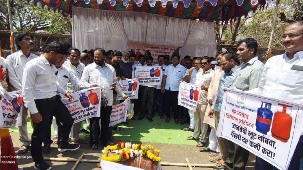 Congress workers symbolically protest the LPG crisis by placing a 'coffin' adorned with flowers in front of gas cylinders – representing the 'death' of affordability for common households 