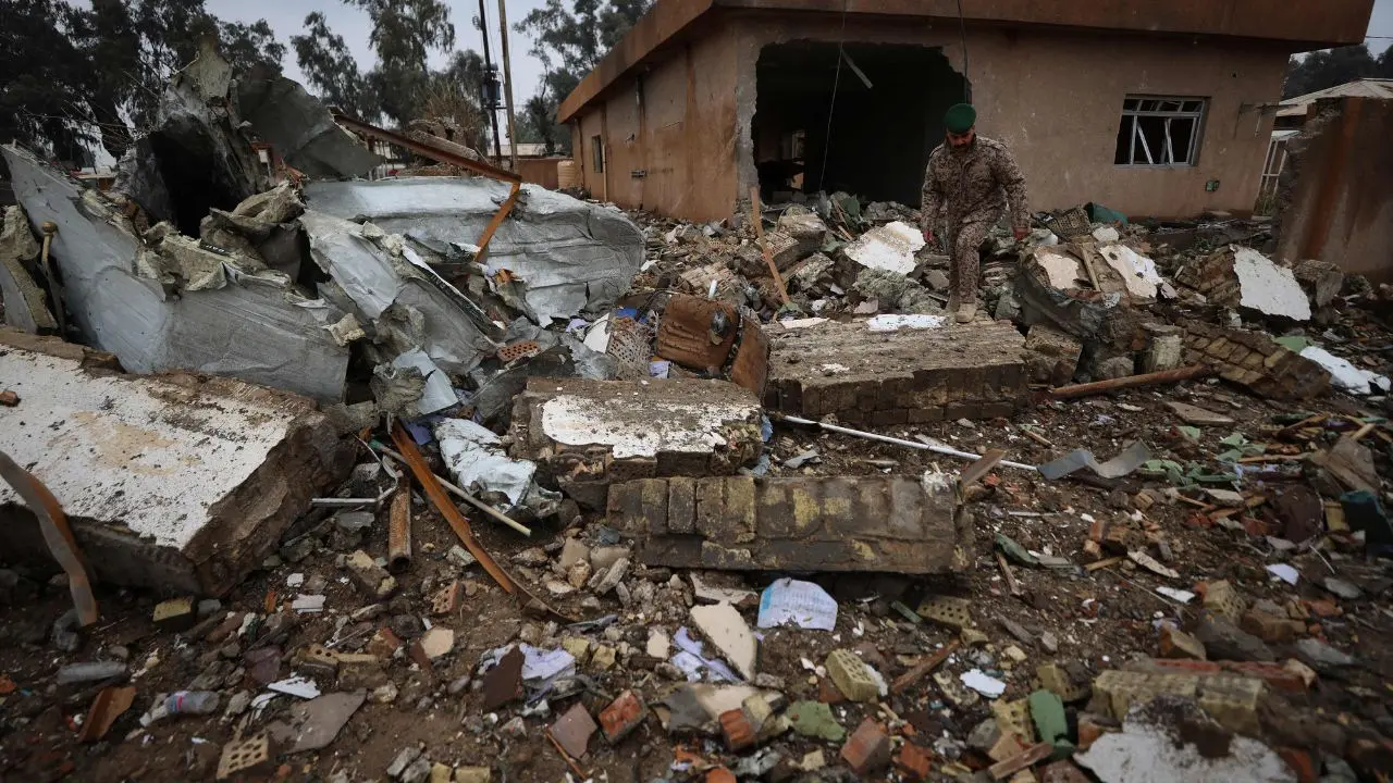 Los restos de misiles interceptados matan a dos personas en los Emiratos Árabes Unidos, según los informes