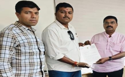 Mayor Rajiv Patil accepts proposal for emergency medical coach in Western Railway AC locals from Corporator Aashish Vartak. PIC/BY SPECIAL ARRANGEMENT