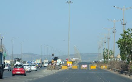 Two lanes of the Vashi Bridge shut for repair work, causing traffic congestion on Sion Panvel Highway towards Navi Mumbai. PIC/RANJEET JADHAV