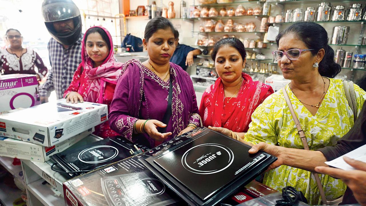 Stores in Dadar are witnessing an unprecedented demand for electric cooktops and appliances. Shop owners report items selling out rapidly with prices rising with each new stock. PIC/ASHISH RAJE