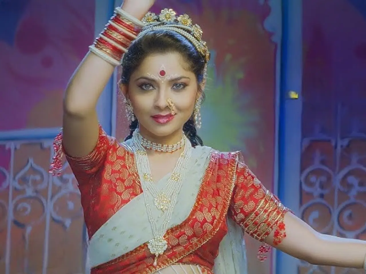 Sonalee Kulkarni rose to immense popularity with the Lavani number Apsara Aali from the Marathi film Natarang. The song quickly became a massive hit and remains one of the most celebrated Lavani numbers in Marathi cinema. Its popularity earned Sonalee the title of the “Apsara” of Marathi films and significantly boosted her stardom.