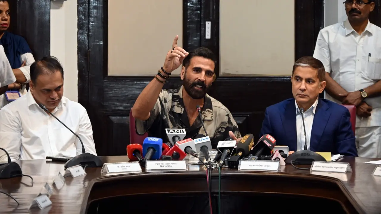 The event was attended by Deputy Mayor Sanjay Ghadi, Standing Committee Chairman Prabhakar Shinde, and BJP leader Ameet Satam