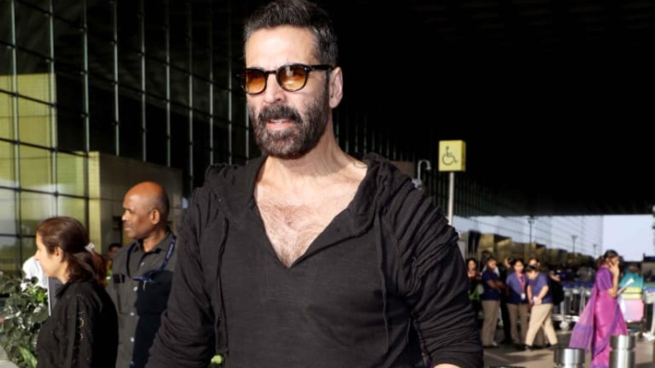 Akshay Kumar says he has no issue posing for paparazzi: ‘It's not a hazard'
