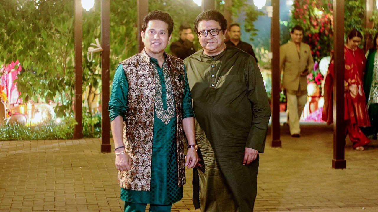 Former cricketer Sachin Tendulkar, father of Arjun Tendulkar, with Maharashtra Navnirman Sena chief Raj Thackeray. (PIC/ PTI)
