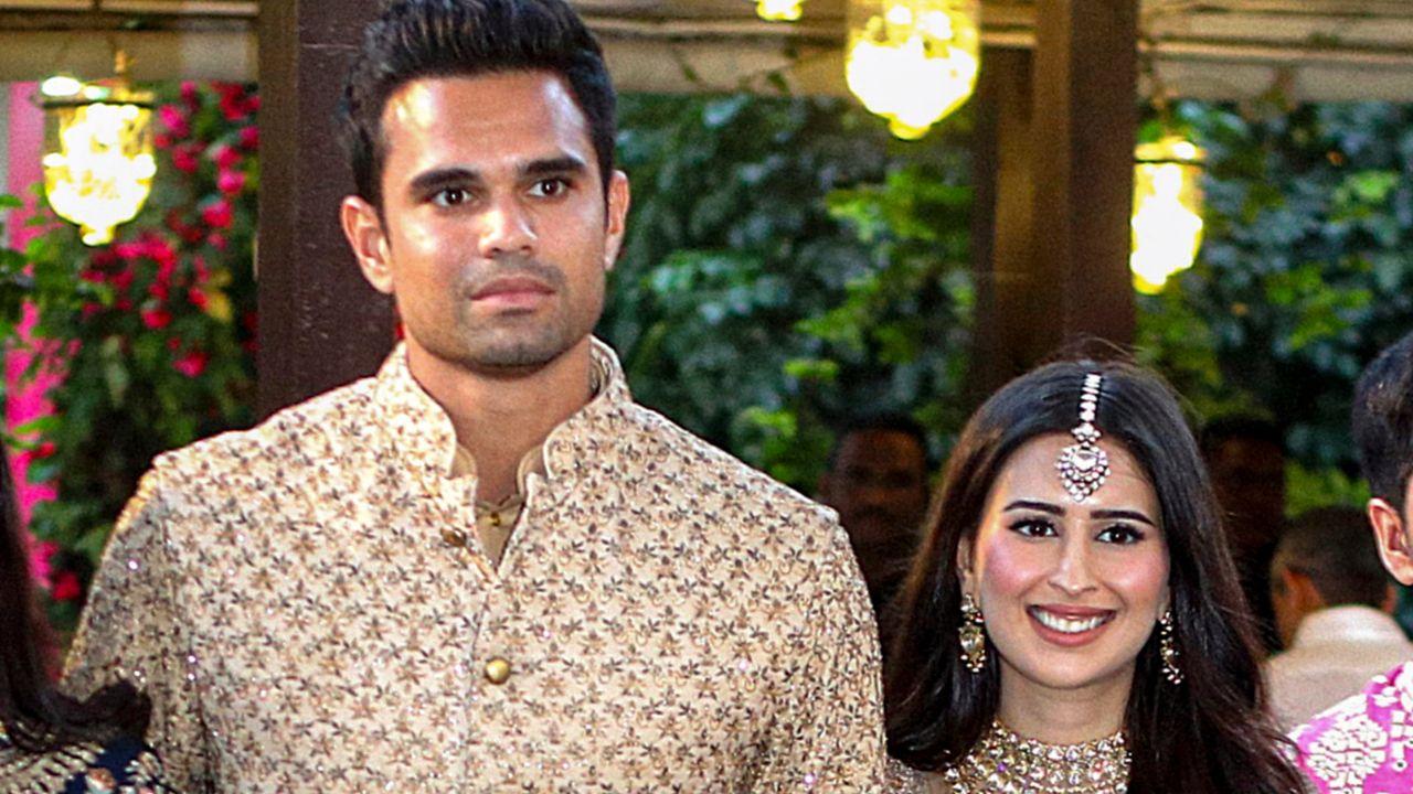 Arjun and Saaniya shine in their elegant traditional ceremonial attire. (PIC/ PTI)