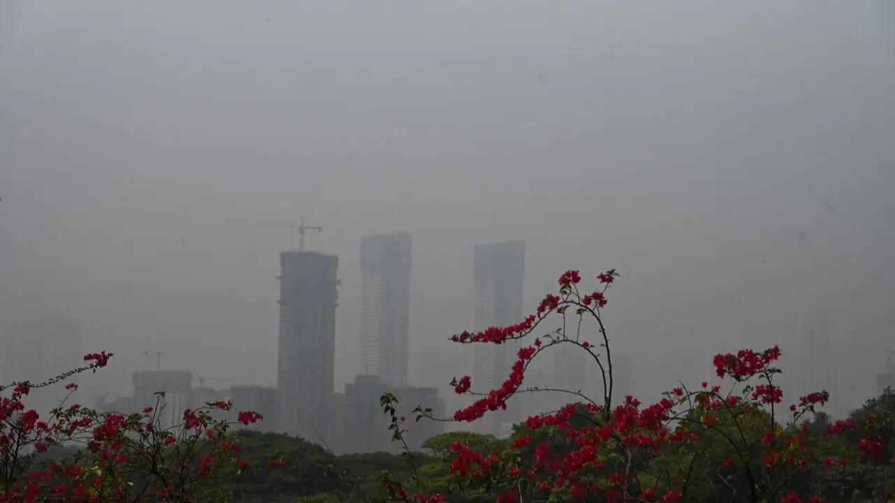 Mumbai LIVE: Mumbai's air quality deteriorates as smog returns, AQI hits 121 