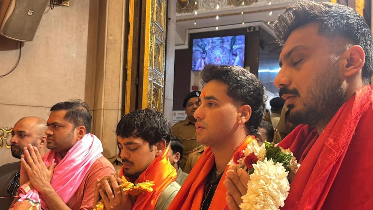 Team India cricketers pay visit to Siddhivinayak temple ahead of England clash