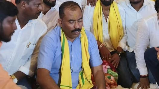 Hundreds gather at Azad Maidan as Dhangar leader Borhade continue hunger strike