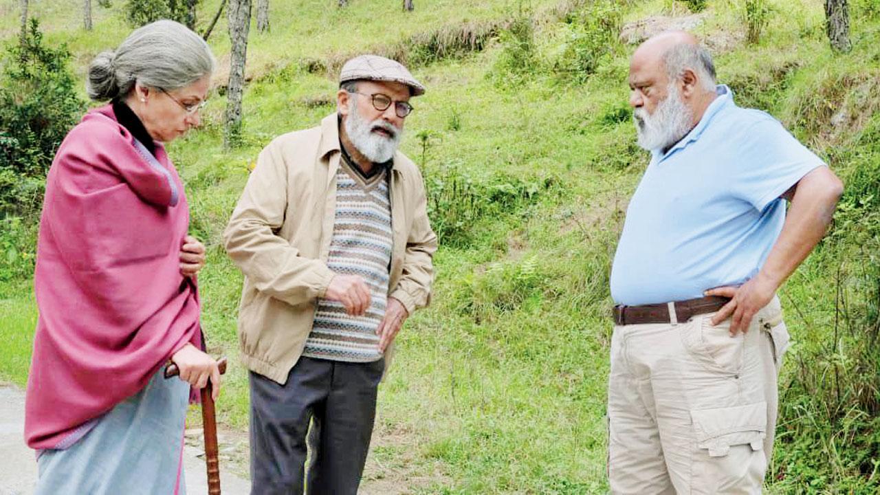 Dimple Kapadia and Pankaj Kapur with director Saurabh Shukla