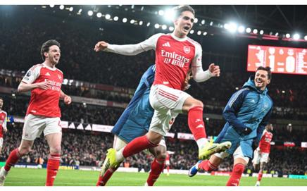 Arsenal celebrate a late winner (Pic: x/@premierleague)