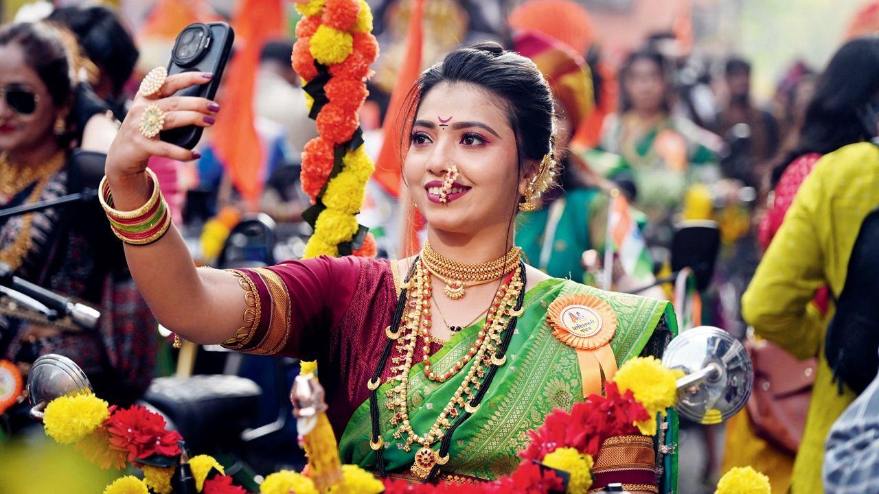 <p>Women dressed in Marathi attire taking a selfie during the Shobha Yatra. PIC/ ATUL KAMBLE</p>
