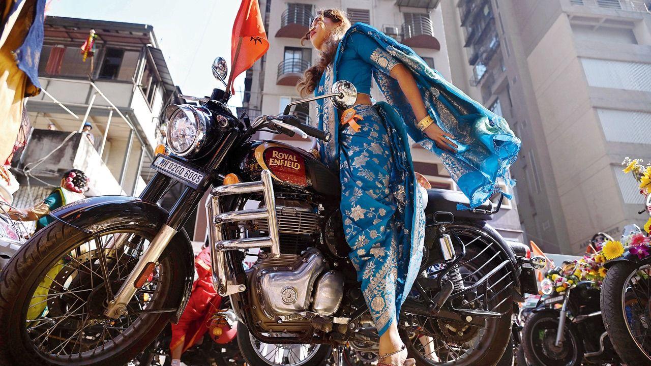 <p>Women riding a bullet in Kashthi saree during the procession. PIC/ ATUL KAMBLE</p>