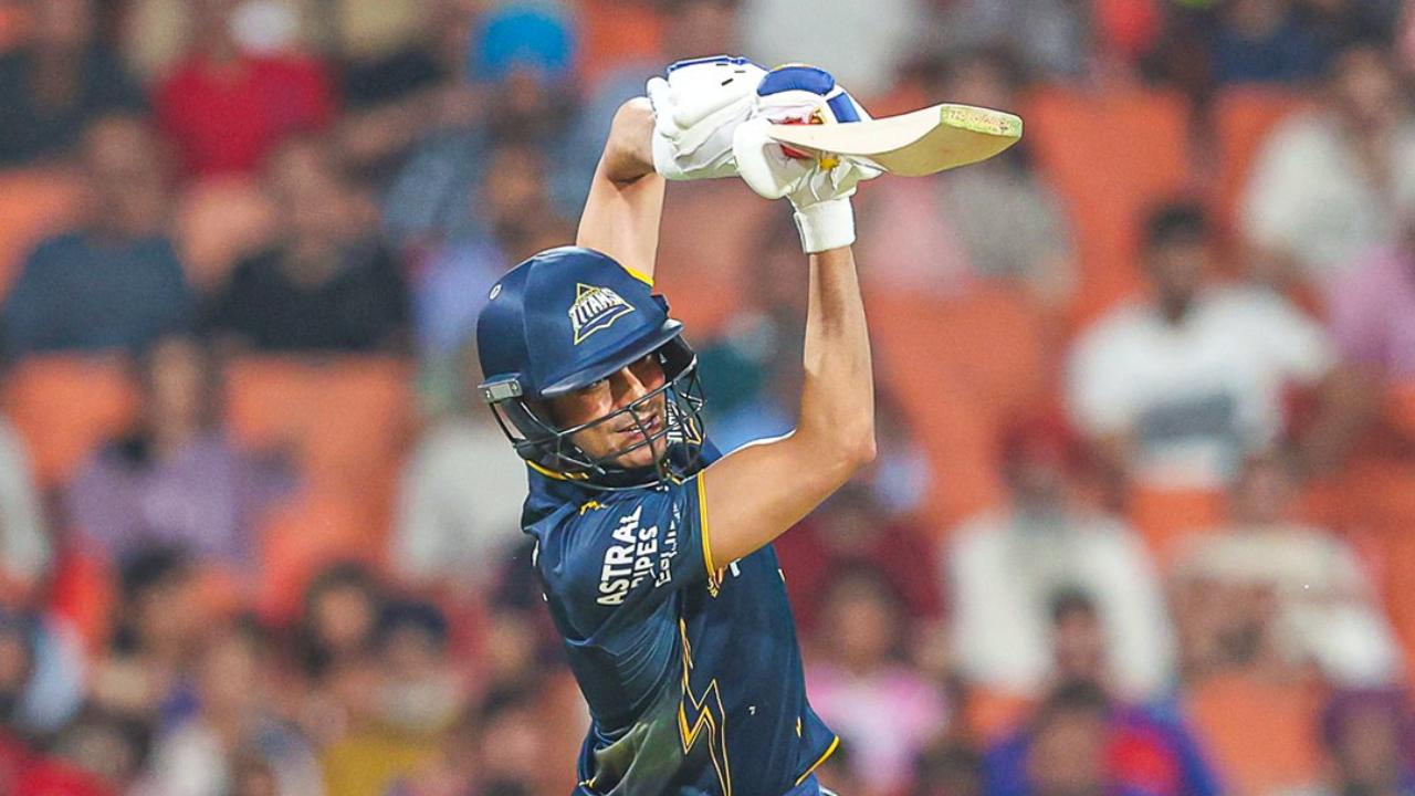 Having put to bat first, Gujarat Titans' (GT) opening batsman Sai Sudharsan scored 13 runs in 11 balls, with the help of two boundaries. Skipper Shubman Gill garnered 39 runs off 27 deliveries, laced with six boundaries (Pic: X/@gujarat_titans)