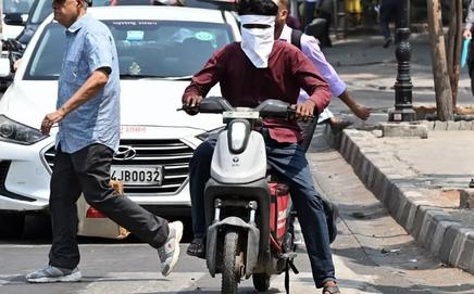 The weather department has issued a yellow alert for Mumbai today. PIC/SAYYED SAMEER ABEDI