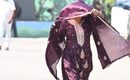 Mumbai is likely to experience hot and humid conditions in the city and suburbs on Wednesday. PIC/ SATEJ SHINDE