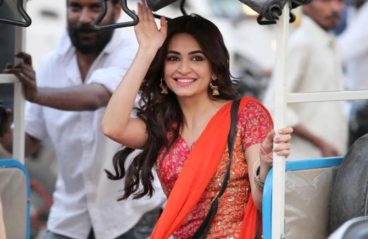 Kriti Kharbanda as Aarti Shukla in Shaadi Mein Zaroor Aana
Many found Aarti Shukla relatable because she struggles between love and her ambition for independence. Her decision to walk away from her wedding to pursue a government career reflects the real dilemma many women face between societal expectations and personal aspirations.