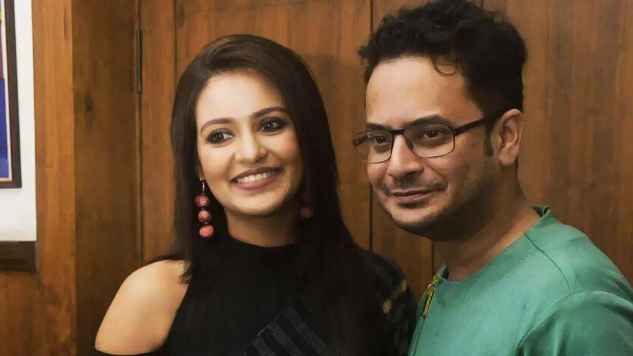 He fell in love with his co-star Priyanka Sarkar on the sets of Chirodini Tumi Je Amar. After a long relationship, they tied the knot. They also have a son together.