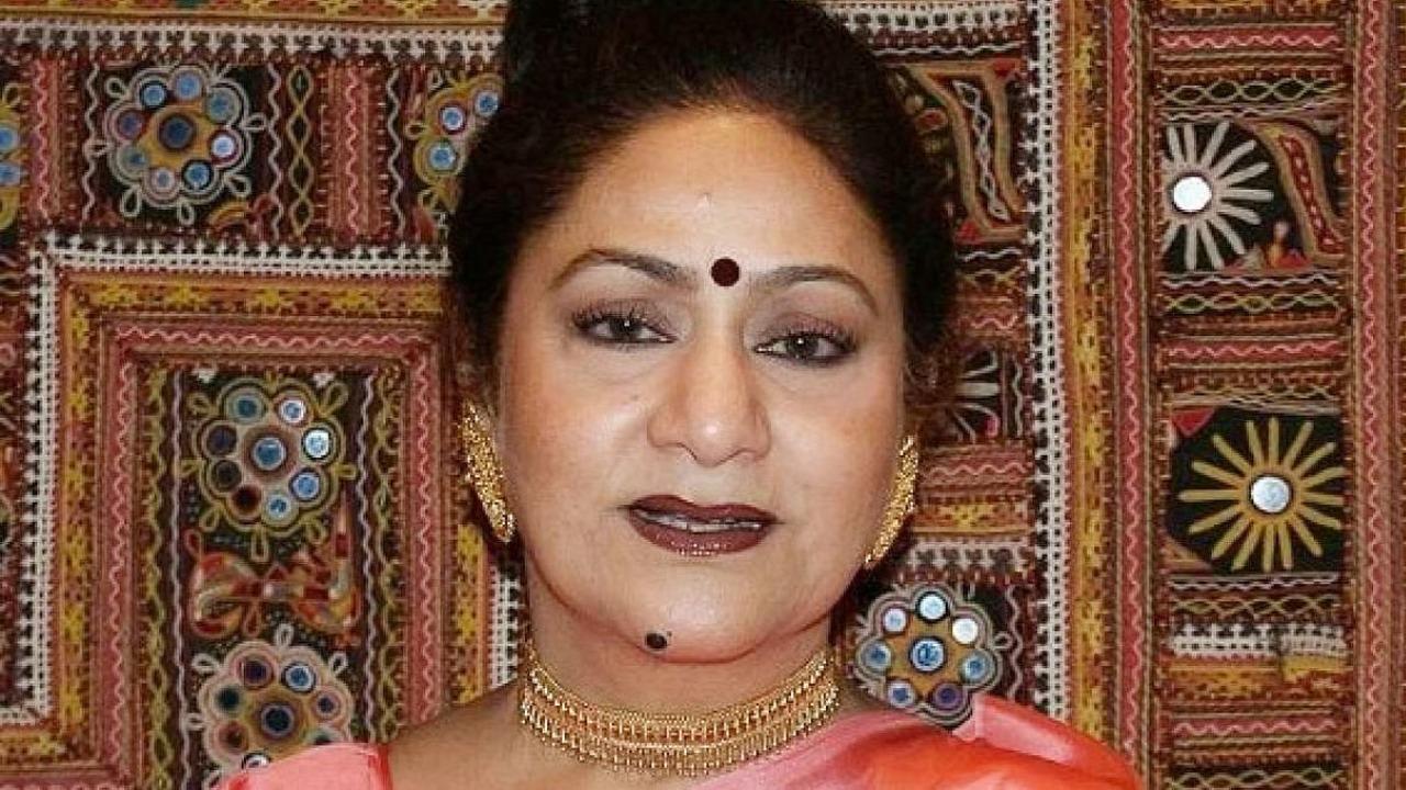 Popular actress Aruna Irani was born in Mumbai to an Irani father and a Hindu mother. 