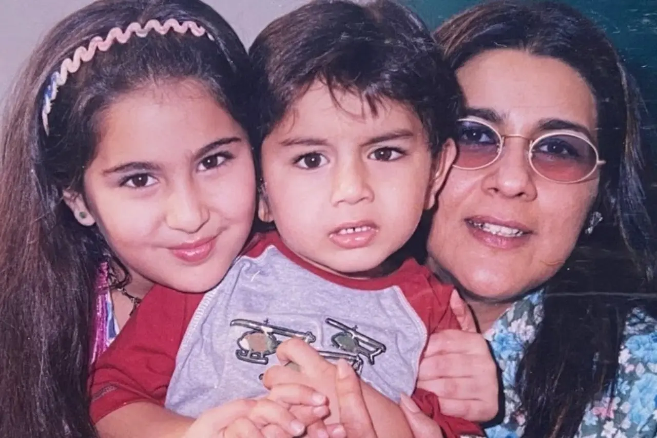 Ibrahim looks visibly annoyed in this picture as Sara and Amrita cuddle him for a sweet picture.